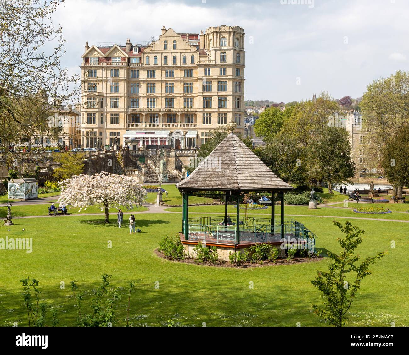 Parade Gardens and Empire Hotel, centre-ville de Bath, Somerset, Angleterre, Royaume-Uni Banque D'Images