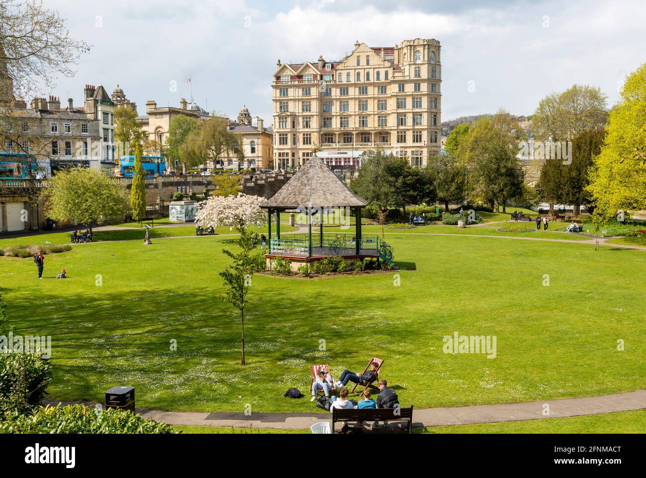 Parade Gardens and Empire Hotel, centre-ville de Bath, Somerset, Angleterre, Royaume-Uni Banque D'Images