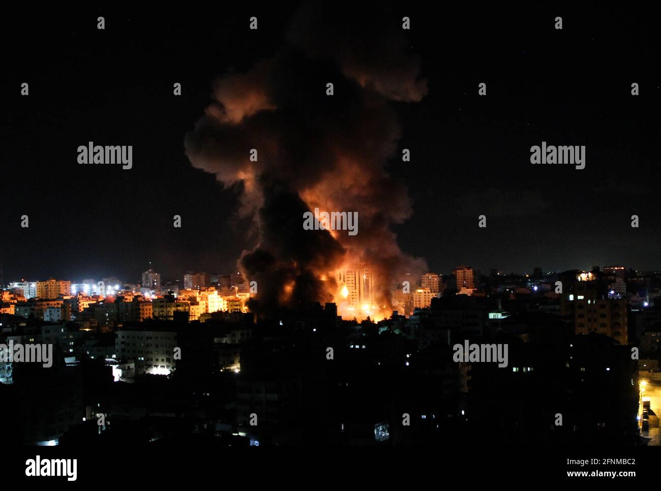 Gaza. 18 mai 2021. Des explosions sont observées à la suite de frappes aériennes israéliennes dans la ville de Gaza, le 18 mai 2021. Les combats entre Israël et les groupes militants dirigés par le Hamas dans la bande de Gaza se sont poursuivis lundi pour la huitième journée consécutive, les deux parties continuant à commercer des artileries et à faire des victimes civiles. Credit: Rizek Abdeljawad/Xinhua/Alamy Live News Banque D'Images