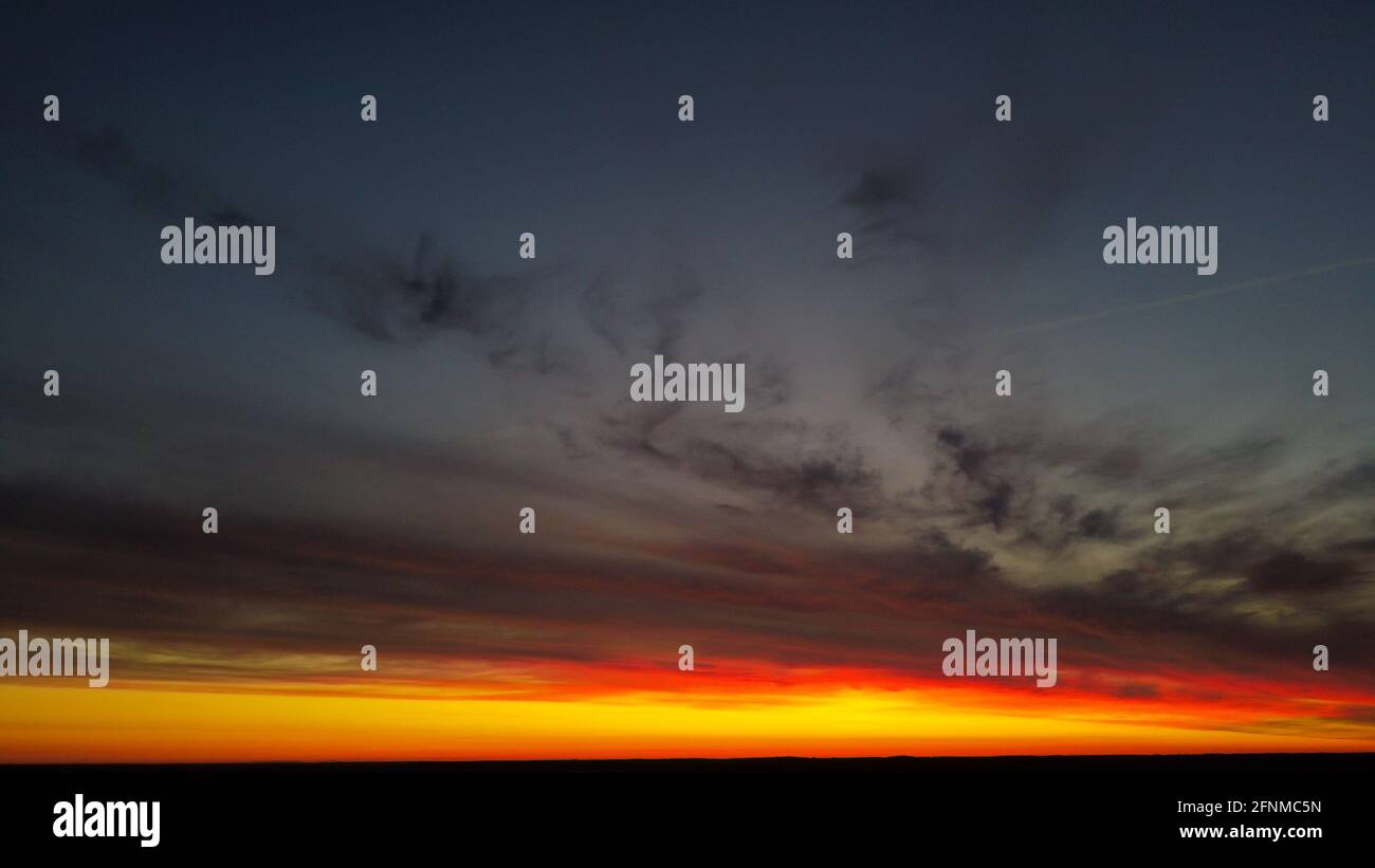 Magnifique vue sur le coucher de soleil orange et rouge depuis la vue sur les drones. Paysage aérien. Banque D'Images