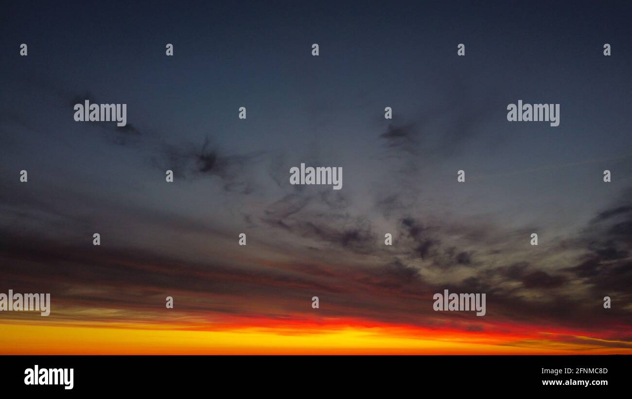 Belle vue de coucher de soleil orange et rouge avec cumulus nuages de pluie de la vue de drone. Paysage aérien. Banque D'Images