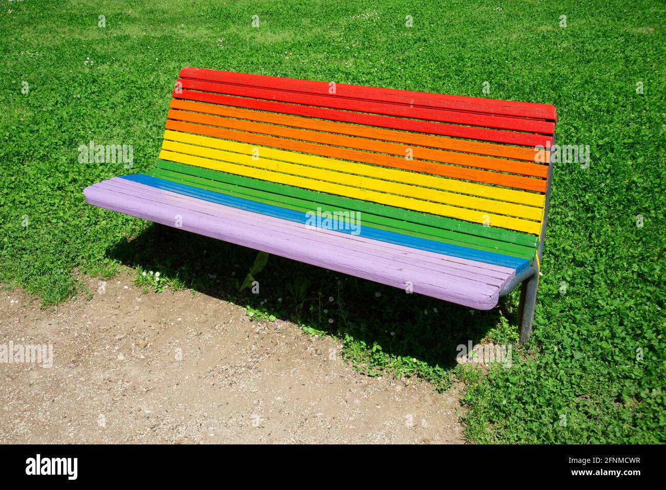 Banc peint en couleurs arc-en-ciel dans le parc Banque D'Images