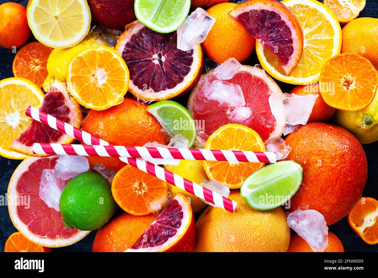 Gros plan sur les agrumes frais juteux - oranges, mandarines, citrons et limes, vue du dessus Banque D'Images
