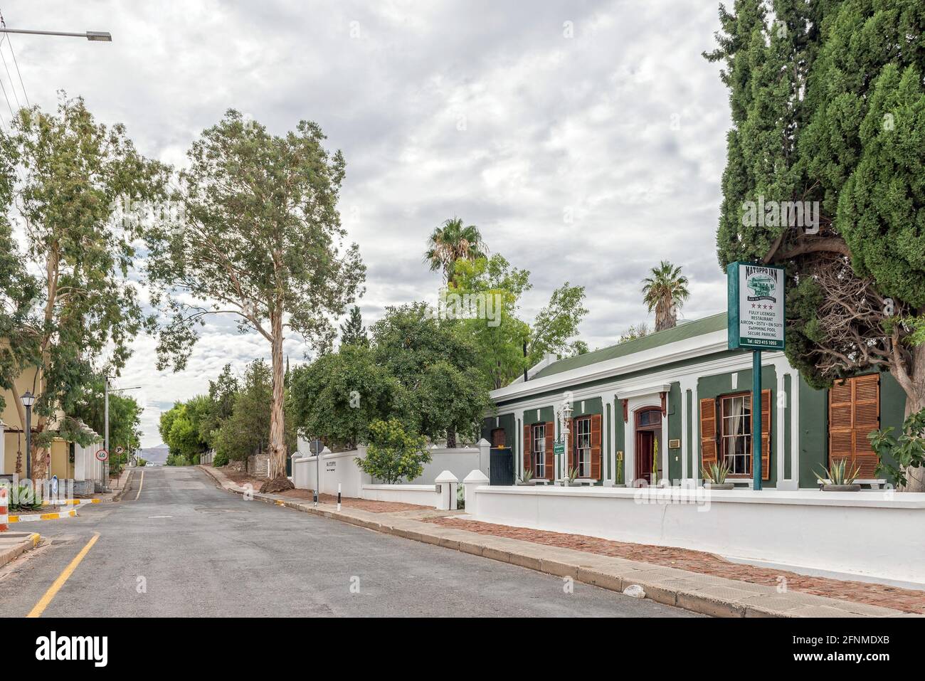 BEAUFORT WEST, AFRIQUE DU SUD - 2 AVRIL 2021: Une scène de rue, avec la deuxième drostdy historique, maintenant la maison d'hôtes Matoppo Inn, dans l'ouest de Beaufort dans le TH Banque D'Images