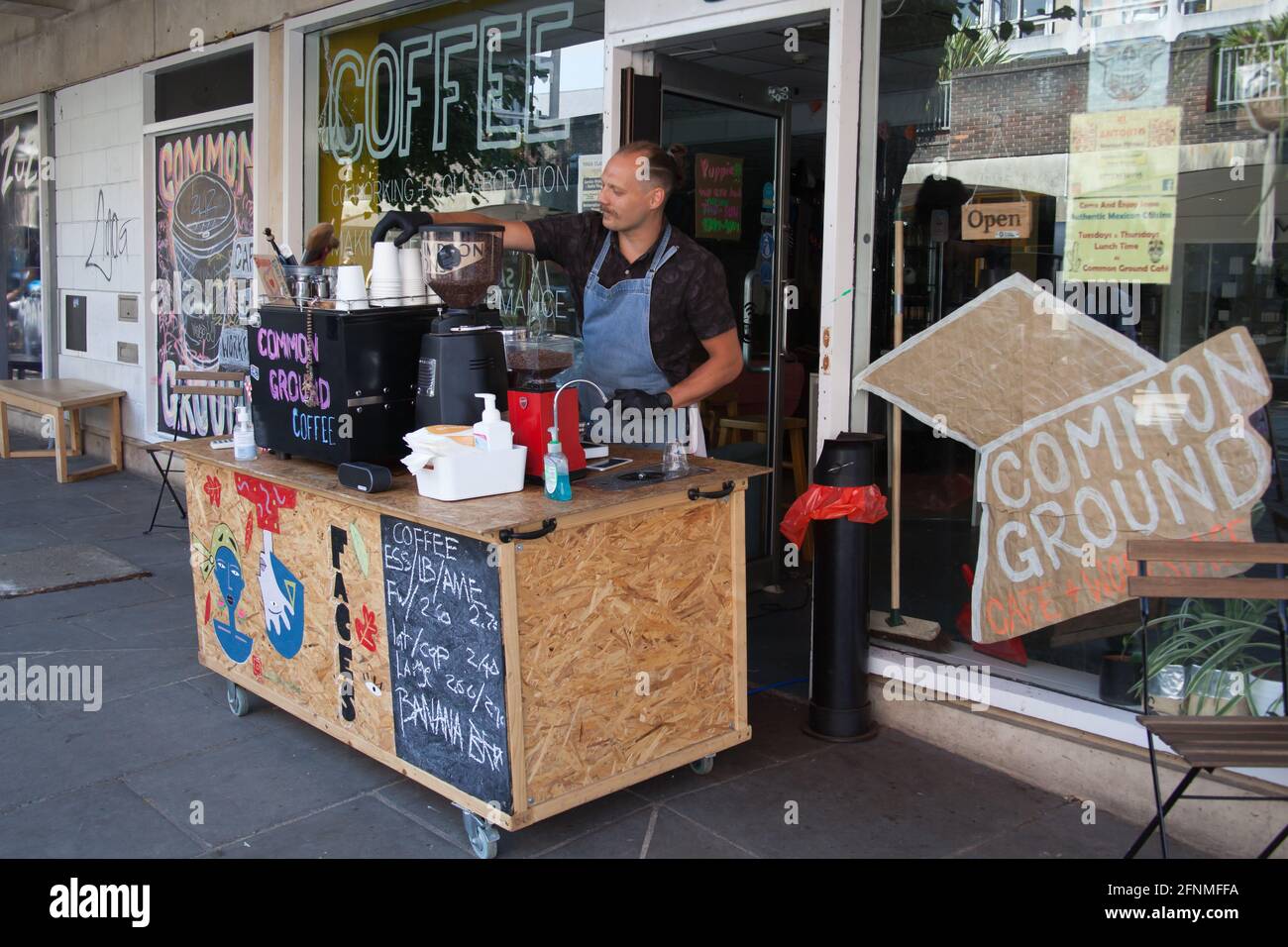 Un café d'Oxford sert du café dans la rue pendant l'assouplissement de la restriction due au virus Covid-19 en 2020 Banque D'Images