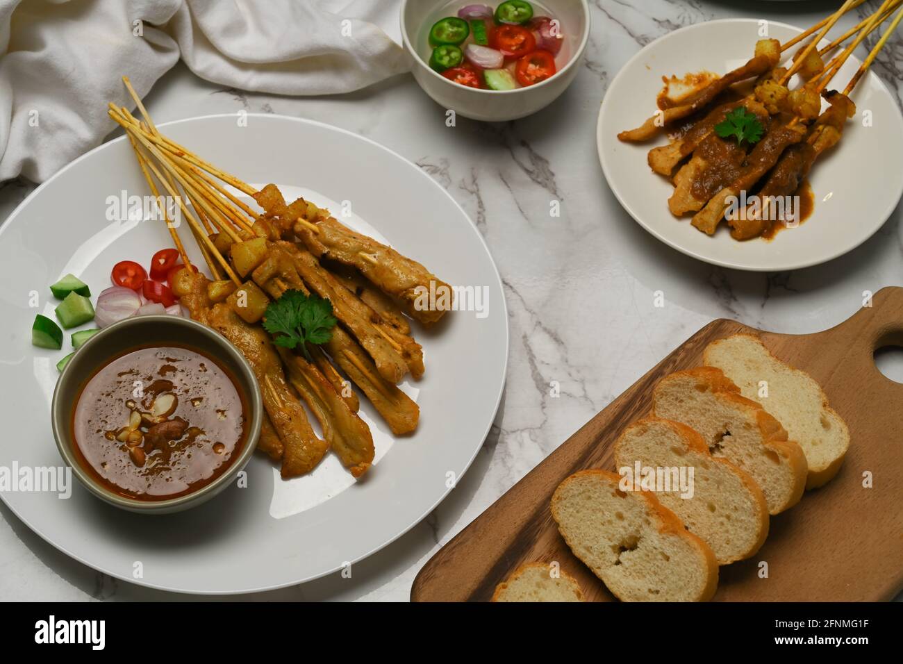 Satay de porc grillé (Moo Satay) au concombre et à l'oignon servis avec de la sauce aux arachides et grillés pain Banque D'Images
