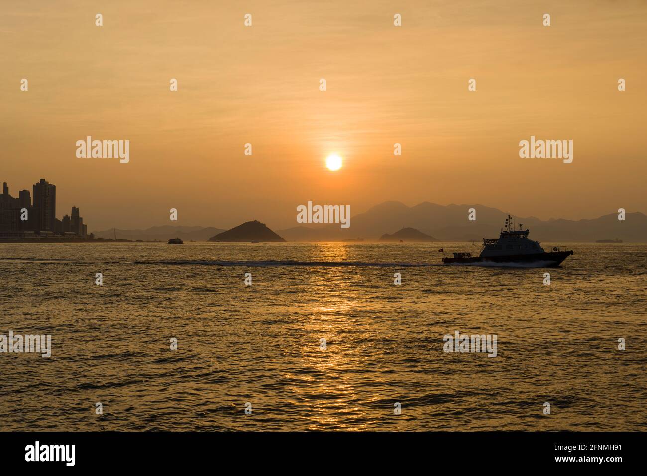 Coucher de soleil sur l'océan. Vue panoramique au coucher du soleil depuis West Kowloon Waterfront Promenade, Hong Kong. Vue au niveau des yeux Banque D'Images