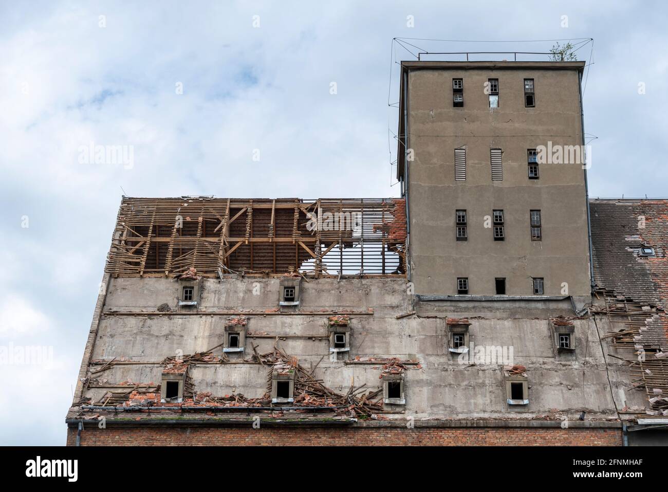 Magdebourg, Allemagne. 10 mai 2021. Le toit détruit d'un grenier historique. La structure est en train d'être transformée en un immeuble moderne avec des balcons en verre. En un peu plus de deux ans, 116 appartements devraient être prêts à être occupés. Le grenier a été construit dans les années 1930. Il se trouve directement sur un bassin portuaire de Magdeburg. Credit: Stephan Schulz/dpa-Zentralbild/ZB/dpa/Alay Live News Banque D'Images