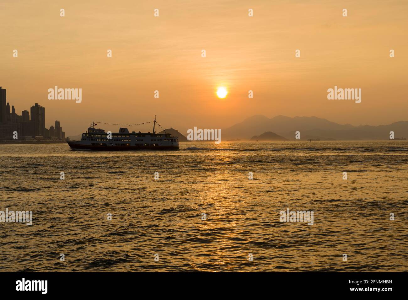 Coucher de soleil sur l'océan. Vue panoramique au coucher du soleil depuis West Kowloon Waterfront Promenade, Hong Kong. Vue au niveau des yeux Banque D'Images