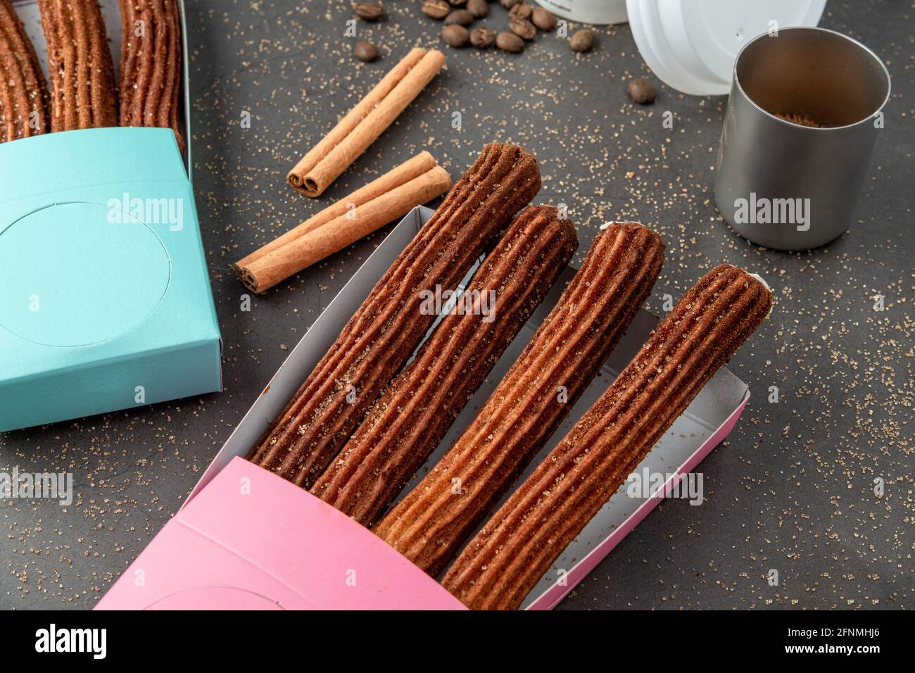 Vue de dessus du café à emporter à côté de churros de chocolat et de plaine. Banque D'Images