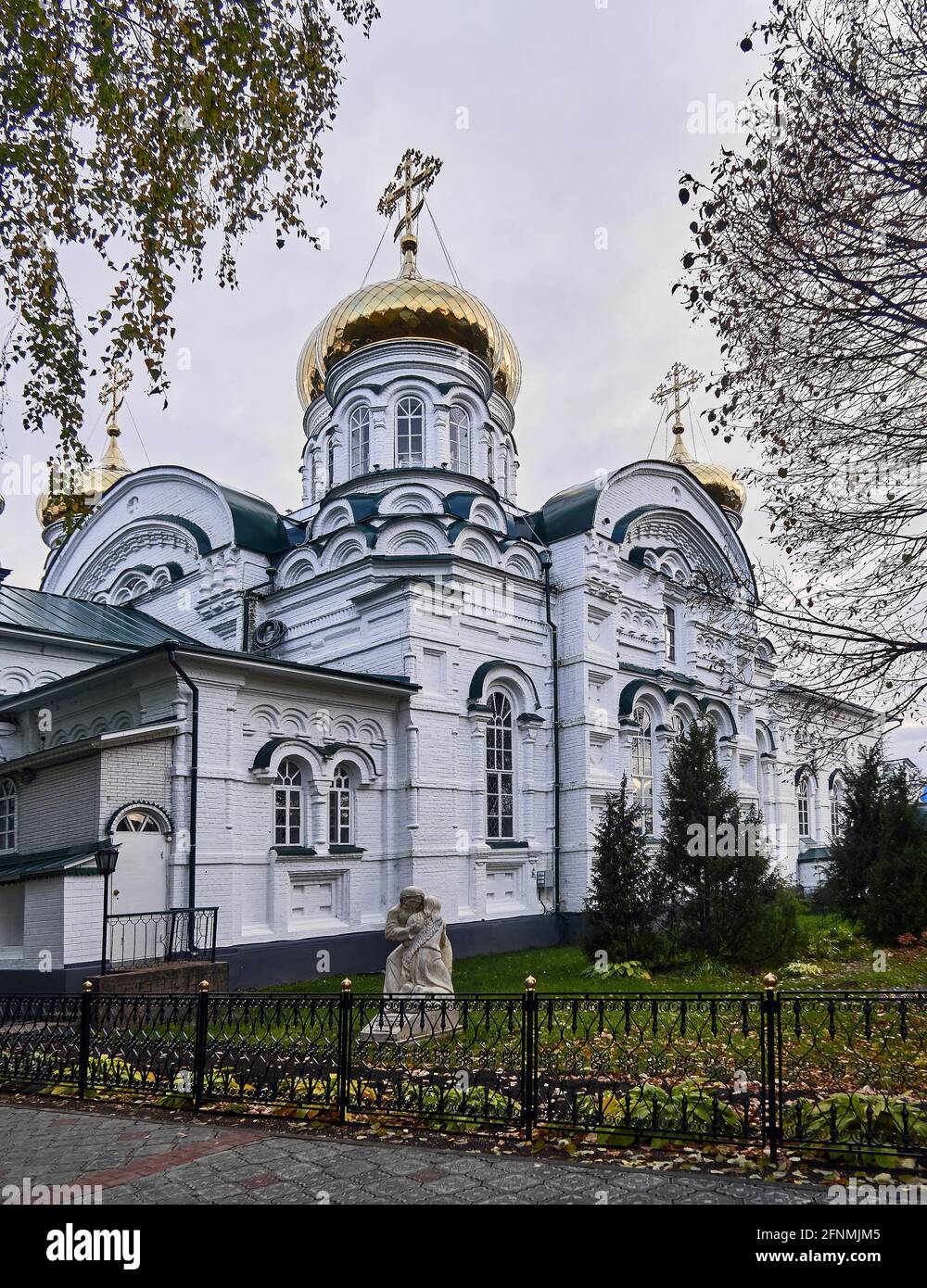 Russie, oblast de Tatarstan, monastère de Raifa. Situé à 30 km de Kazan en bordure de forêt. Le temple est célèbre pour son acoustique remarquable, Loca Banque D'Images