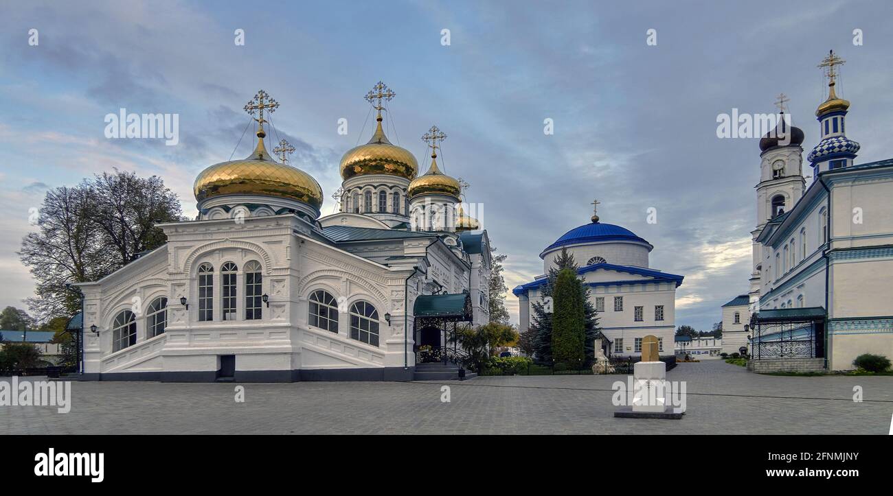 Russie, oblast de Tatarstan, monastère de Raifa. Situé à 30 km de Kazan au bord de la forêt, le temple est célèbre pour son acoustique remarquable, Loca Banque D'Images