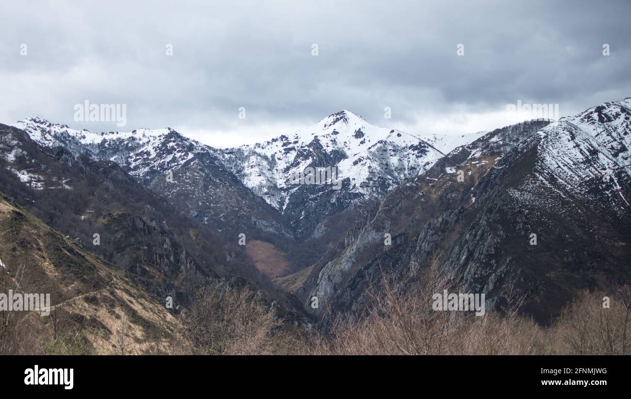 Magnifique photo du Parc naturel de Redes de Montanas Dans les Asturies couvertes de neige Banque D'Images