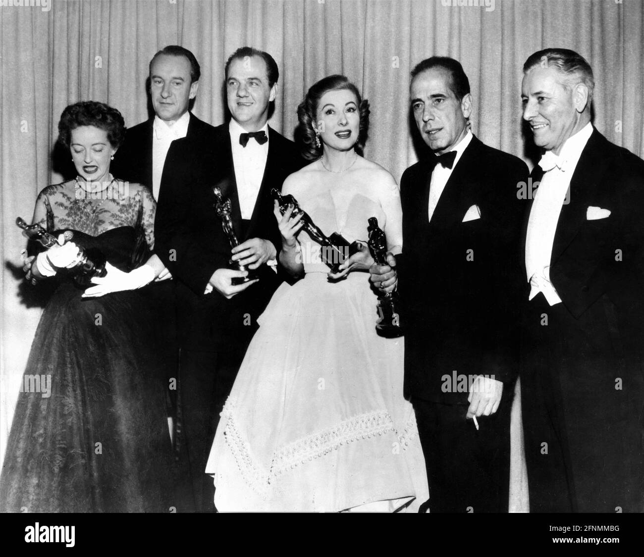 BETTE DAVIS qui a accepté la meilleure actrice de soutien Oscar pour Kim Hunter dans UN Streetcar nommé désir de GEORGE SANDERS (à l'arrière) KARL MALDEN meilleur acteur de soutien pour UNE voiture de rue appelée désir GREER GARSON (Qui a accepté la meilleure actrice Oscar pour Vivien Leigh Une voiture de rue nommée Desire) HUMPHREY BOGART (Meilleur acteur pour la Reine africaine) Et le présentateur RONALD COLMAN au 24e Academy Awards le 20 mars 1952 au RKO Pantages Theatre à Hollywood Californie Banque D'Images BETTE DAVIS qui a accepté la meilleure actrice de soutien Oscar pour Kim Hunter dans UN Streetcar nommé désir de GEORGE SANDERS (à l'arrière) KARL MALDEN meilleur acteur de soutien pour UNE voiture de rue appelée désir GREER GARSON (Qui a accepté la meilleure actrice Oscar pour Vivien Leigh Une voiture de rue nommée Desire) HUMPHREY BOGART (Meilleur acteur pour la Reine africaine) Et le présentateur RONALD COLMAN au 24e Academy Awards le 20 mars 1952 au RKO Pantages Theatre à Hollywood Californie Banque D'Images