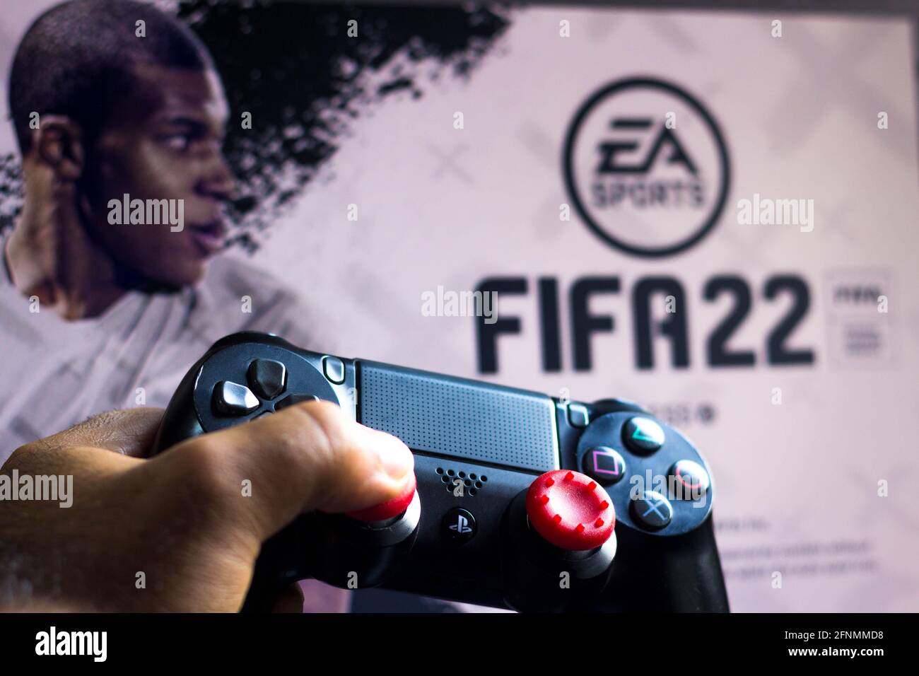 Sur cette photo, une manette PlayStation (PS) et le logo FIFA 22  apparaissent en arrière-plan. (Photo de Rafael Henrique / SOPA Images /  Sipa USA Photo Stock - Alamy