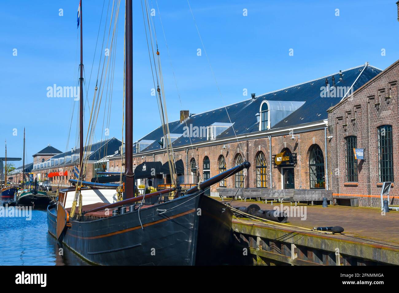 Den Helder, pays-Bas. Les bateaux et les entrepôts de l'ancien chantier naval Willems à Den Helder, aux pays-Bas. Photo de haute qualité. Patrimoine industriel. Banque D'Images