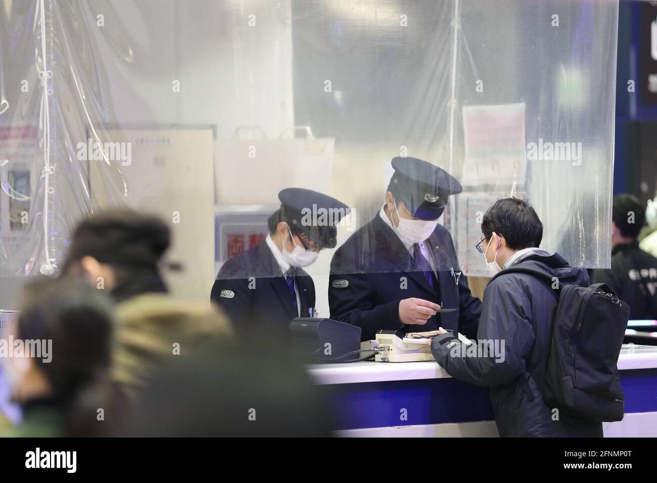 (210518) -- TOKYO, le 18 mai 2021 (Xinhua) -- photo du dossier prise le 22 janvier 2021 montre des membres du personnel portant des masques faciaux desservant les passagers à la gare de Shinjuku, Tokyo, Japon. Le produit intérieur brut du Japon au cours de l'exercice 2020 a diminué de 4.6 pour cent en termes réels, en baisse pour la deuxième année consécutive, les statistiques gouvernementales ont révélé mardi. Dans le même temps, les statistiques gouvernementales ont montré que l'économie du pays a connu une contraction annualisée de 5.1 % par rapport au trimestre précédent, la première diminution en trois trimestres, en raison d'un deuxième état d'urgence au cours de la pandémie COVID-19. Banque D'Images