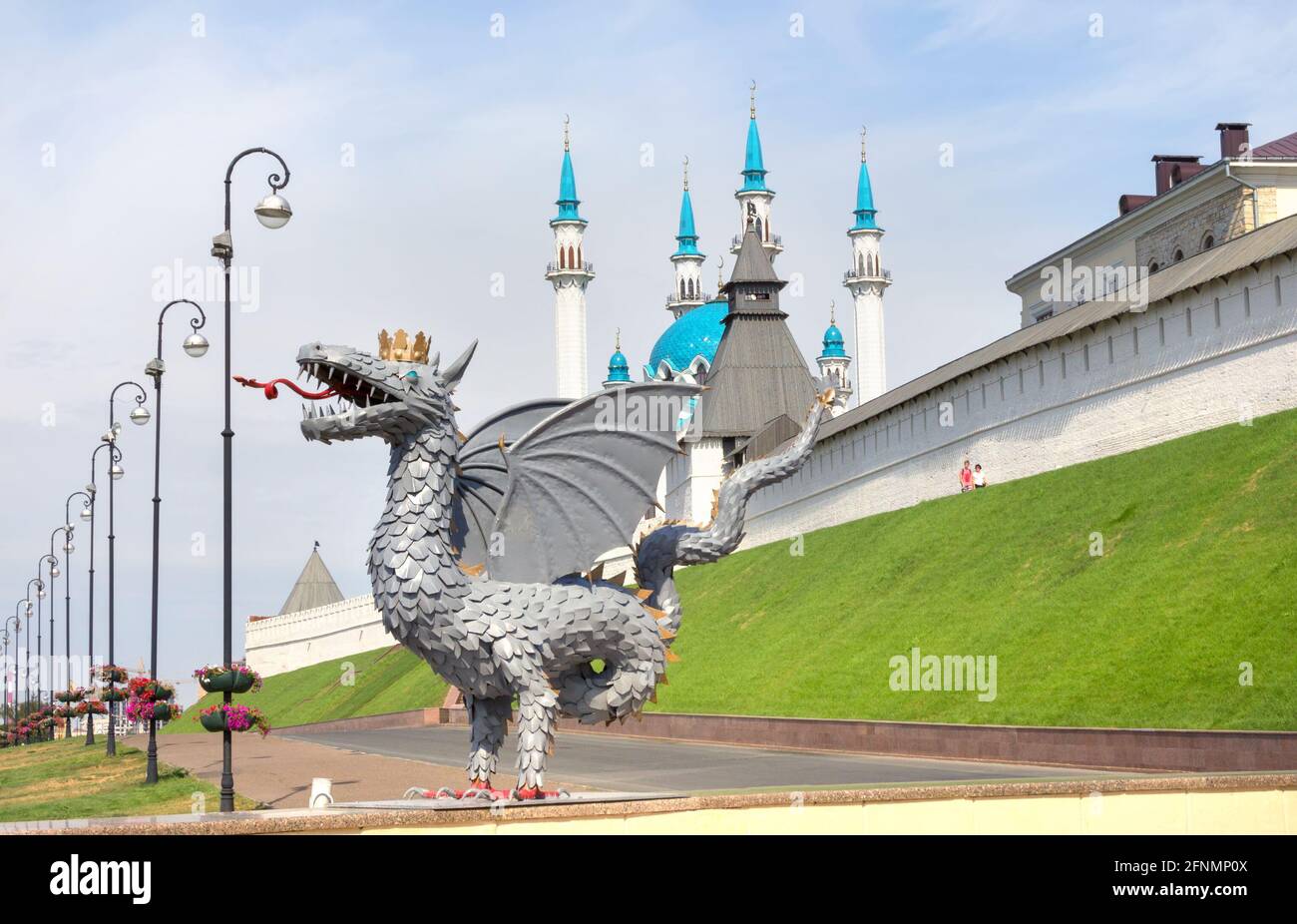 Kazan, Russie - 25 août 2016 : sculpture métallique de Zilant, symbole officiel de Kazan, sur fond de la mosquée kazan du Kremlin de Kul Sharif, Th Banque D'Images