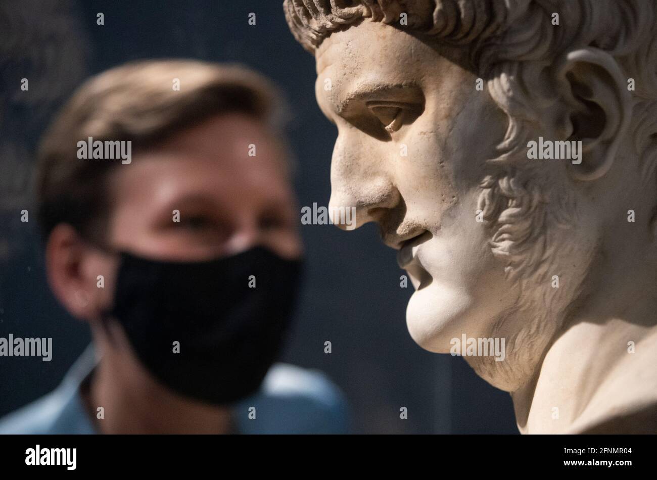 Francesca Bologna, conservateur de projet de 'Nero: L'homme derrière le mythe', inspecte une tête en marbre de Nero (AD 50Ð100), sur prêt du Musei Capitolini à Rome, avant l'ouverture de l'exposition sur l'empereur romain Nero le 27 mai au British Museum, Londres. Date de la photo: Mardi 18 mai 2021. Date de la photo: Mardi 18 mai 2021. Banque D'Images