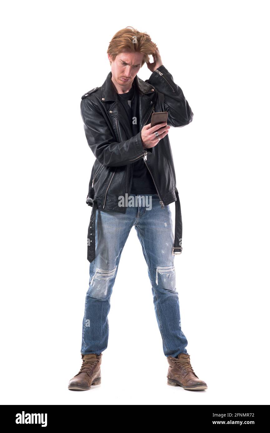 Un homme à bascule élégant et curieux qui regarde le téléphone et se gratte la tête. Longueur totale du corps isolée sur fond blanc Banque D'Images