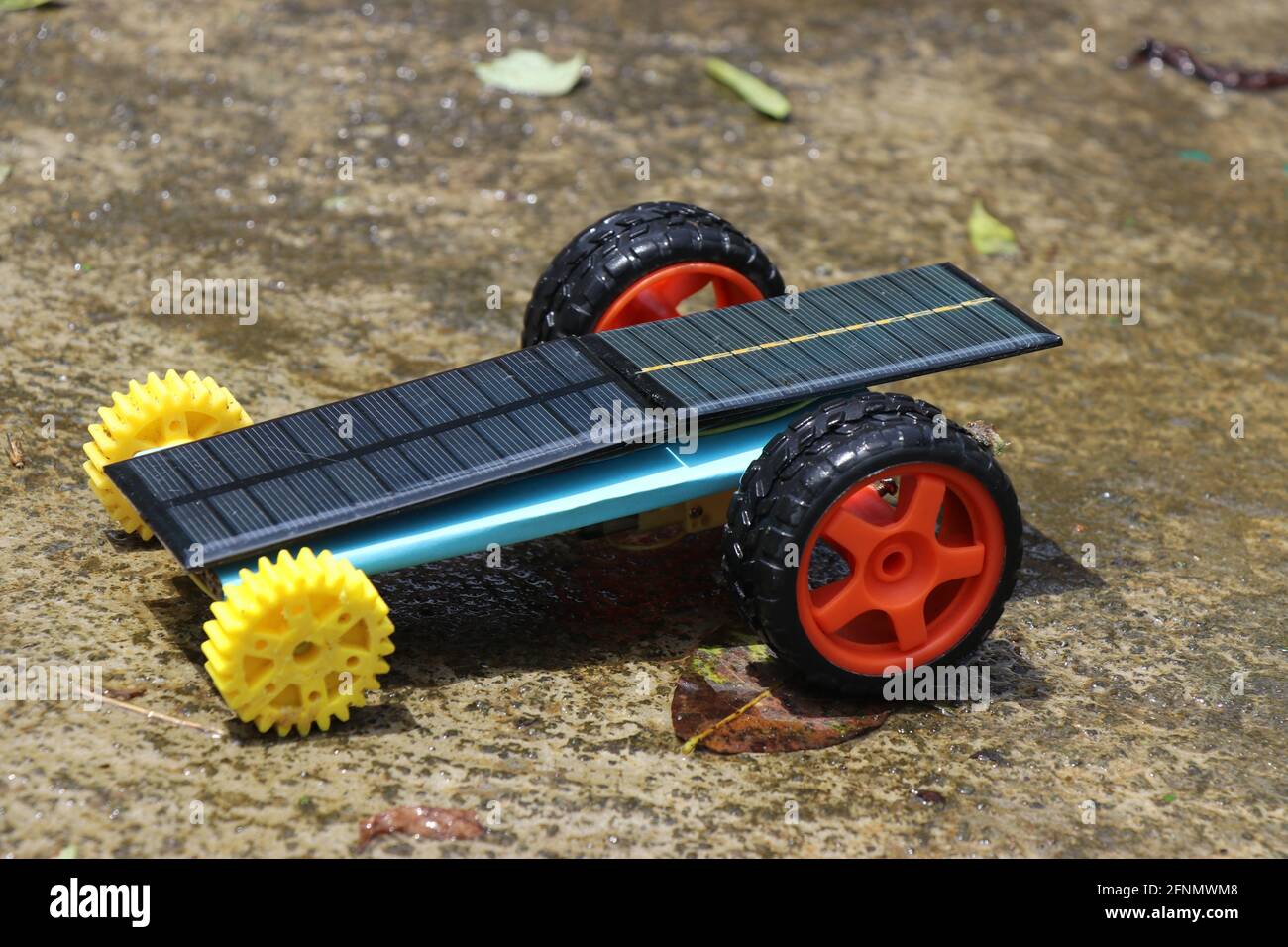 Voiture à énergie solaire (modèle de travail) construit à la maison petit dans la taille et l'utilisation pour comprendre le principe de fonctionnement de la voiture solaire réelle qui fonctionne avec solaire e Banque D'Images