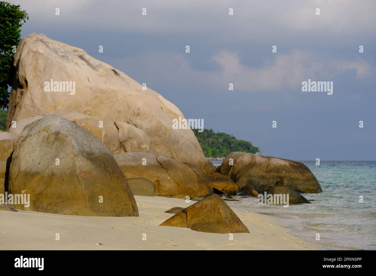 Iles Anambas Indonésie - Plage de l'île de Telaga avec d'énormes rochers Banque D'Images