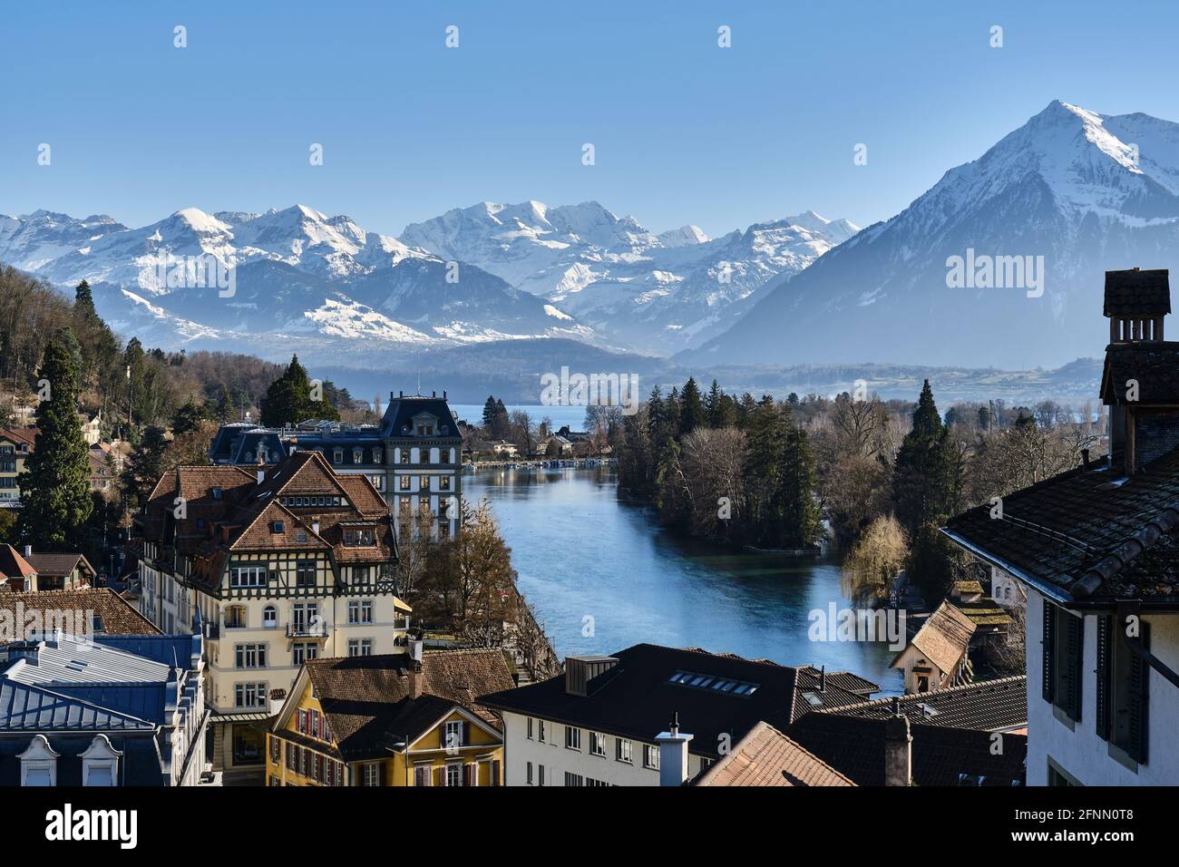 Vue panoramique sur le paysage de la ville par des montagnes enneigées contre le ciel Banque D'Images