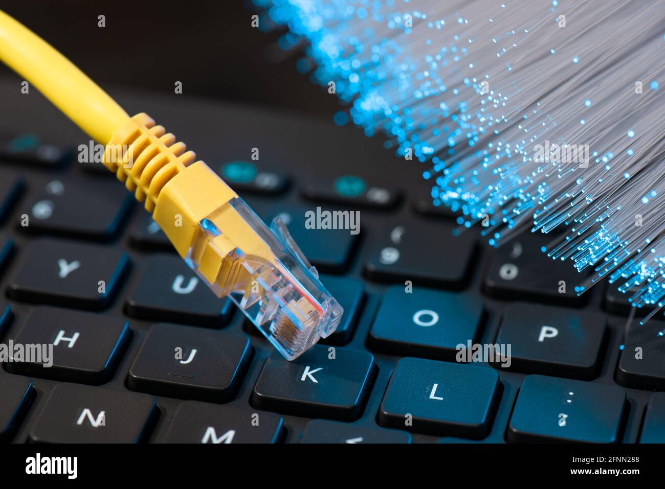 Câble Internet, prise RJ-45 sur le clavier de l'ordinateur portable. Concept Internet à fibre optique haut débit Banque D'Images