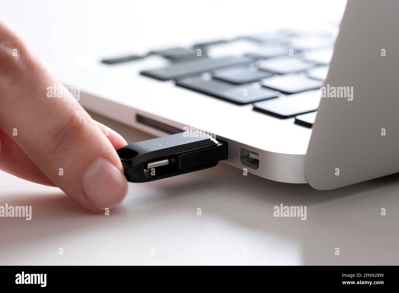 Connexion manuelle d'une clé USB. Pendrive, concept de mémoire flash Banque D'Images