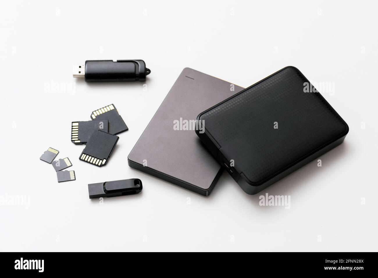 Plusieurs périphériques de stockage, poignée de commande, cartes mémoire, disques USB externes, isolés Banque D'Images
