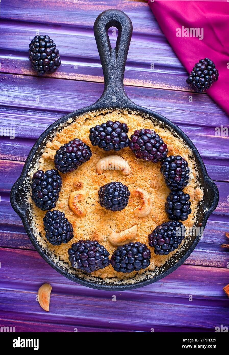 émiettez une tarte fraîche faite maison au blackberry Banque D'Images