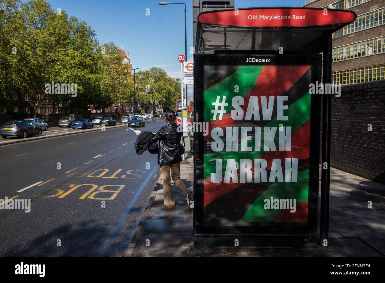 Londres, Royaume-Uni. 15 mai 2021. Save Sheikh Jarrah Artwork by Protest Stencil est photographié dans un abri de bus à Londres le jour de Nakba, pour protester contre les tentatives israéliennes de déplacer de force les familles palestiniennes du quartier Sheikh Jarrah de Jérusalem-est où elles ont vécu pendant de nombreuses décennies. Crédit : Mark Kerrison/Alamy Live News Banque D'Images