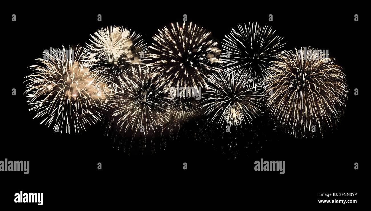 Feu d'artifice doré sur fond noir ciel nuit isolée gros plan, couleur or motif de pétards, jaune salutation toile de fond, bannière de vacances, célébration Banque D'Images