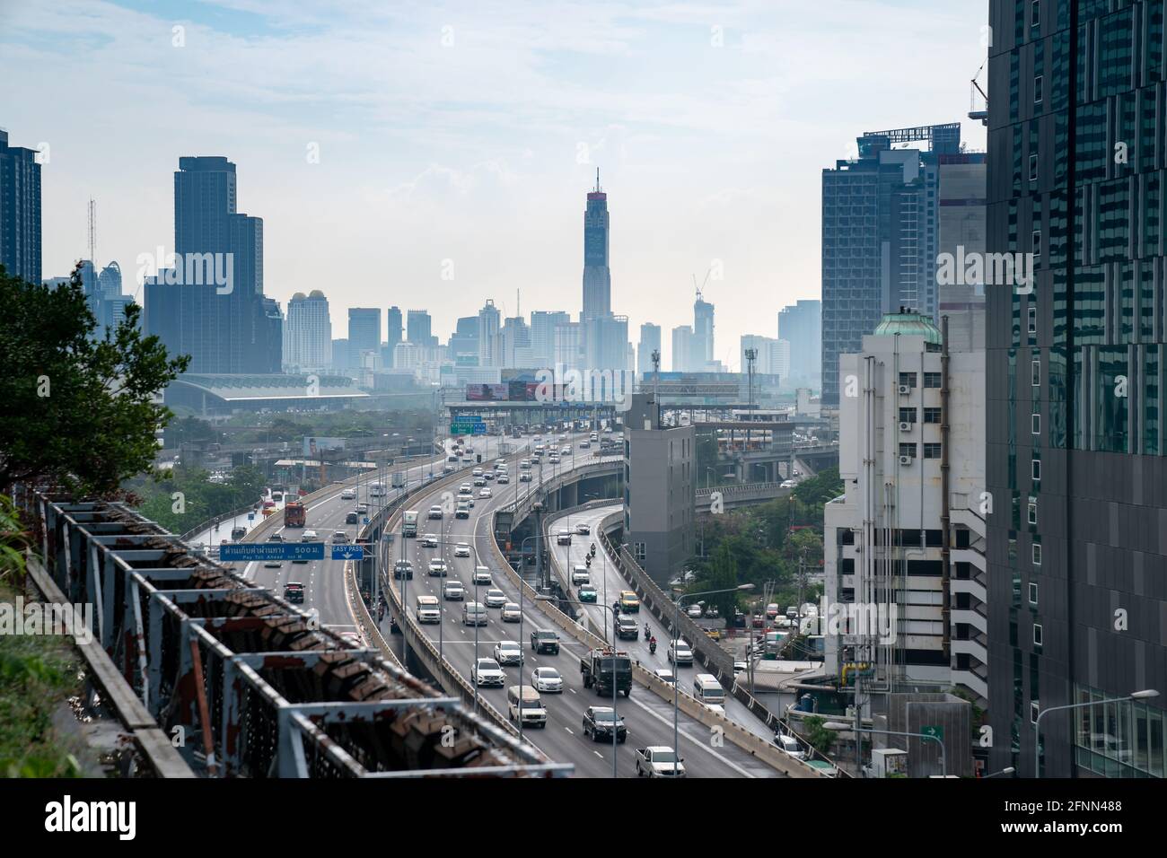 BANGKOK, THAÏLANDE - 30 avril 2021 : vue panoramique sur le bâtiment Arial situation de circulation fluide sur Sirat express Way vendredi après-midi prise de vue de ShowDC Banque D'Images