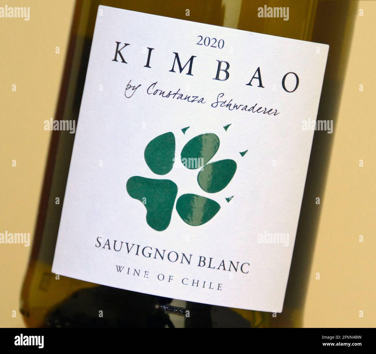 Étiquette de vin. 2020. Kimbao par Constanza Schwaderer. Sauvignon blanc. Vin du Chili. Banque D'Images