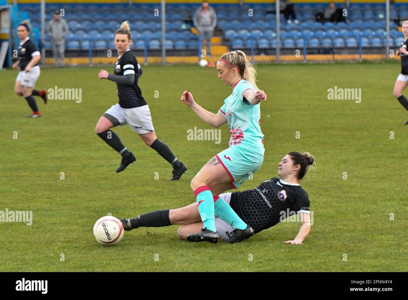 Port Talbot, pays de Galles. 11 avril 2021. Ria Hughes, de Swansea City Dames, est affrontée par Coryn Sexton, de Port Talbot Town Dames, lors du match de la Ligue gallois des femmes du premier ministre d'Orchard entre Port Talbot Town Dames et Swansea City Dames, au stade Victoria Road de Port Talbot, pays de Galles, Royaume-Uni, le 11 avril 2021. Crédit : Duncan Thomas/Majestic Media. Banque D'Images