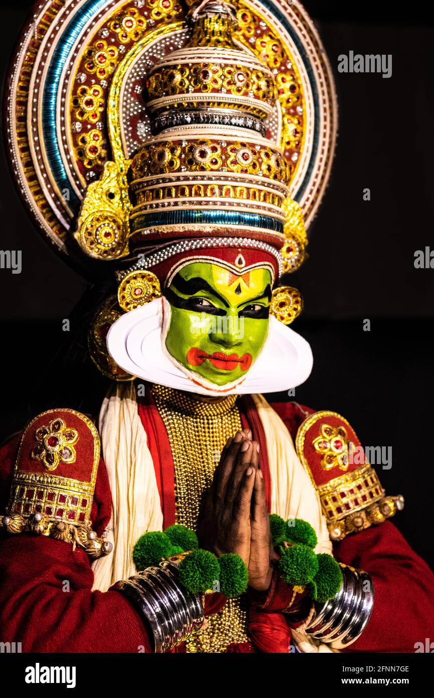 Cette image est la posture et l'expression faciale de la danse classique indienne célèbre kathakali. Qui est exécuté dans l'état indien du sud du kerala. Banque D'Images