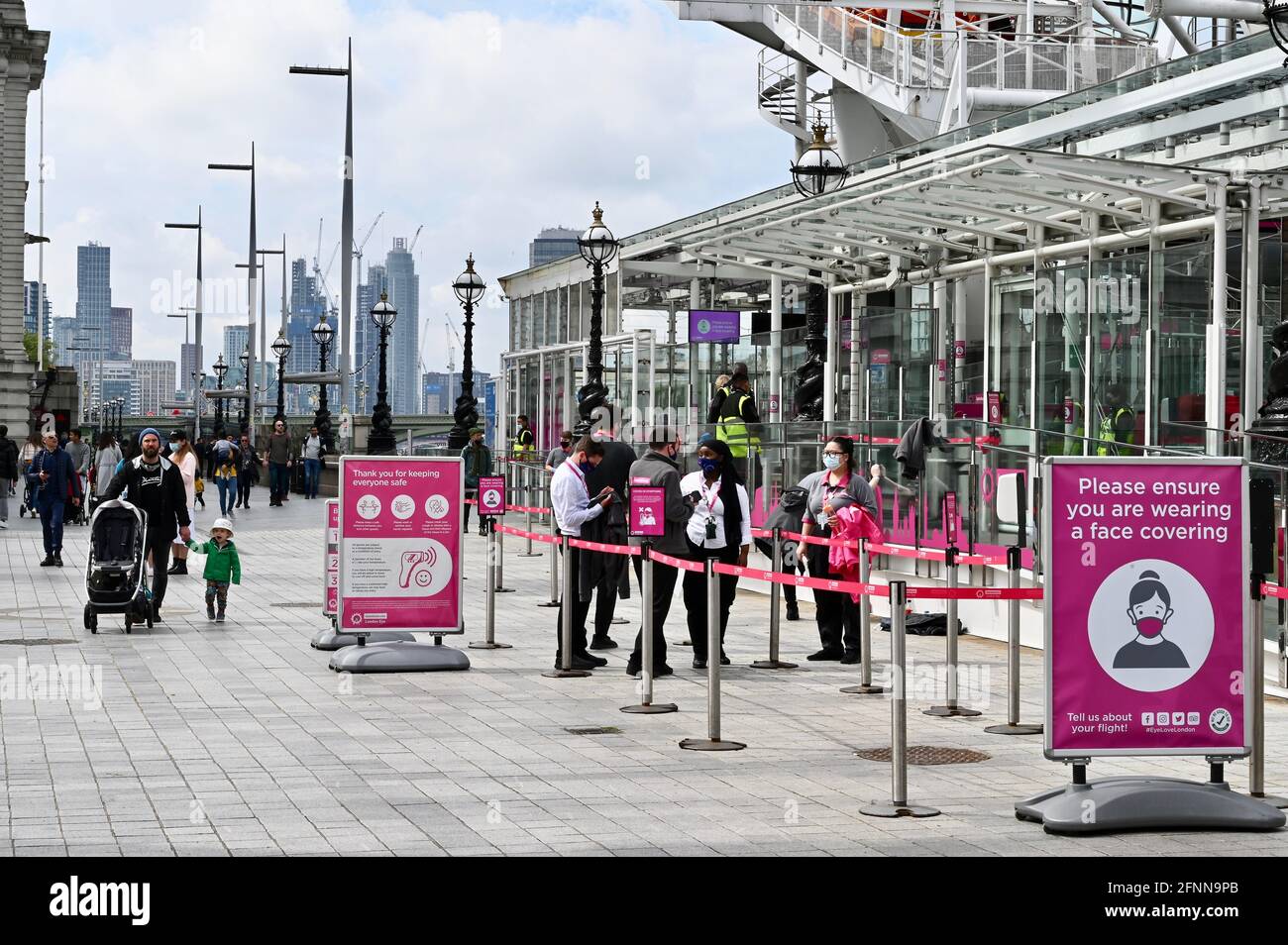 Londres, Royaume-Uni. Après l'assouplissement des restrictions de verrouillage le 17 mai 2021, les gens commencent à retourner dans les rues de Londres. Southbank, Westminster. Crédit : michael melia/Alay Live News Banque D'Images