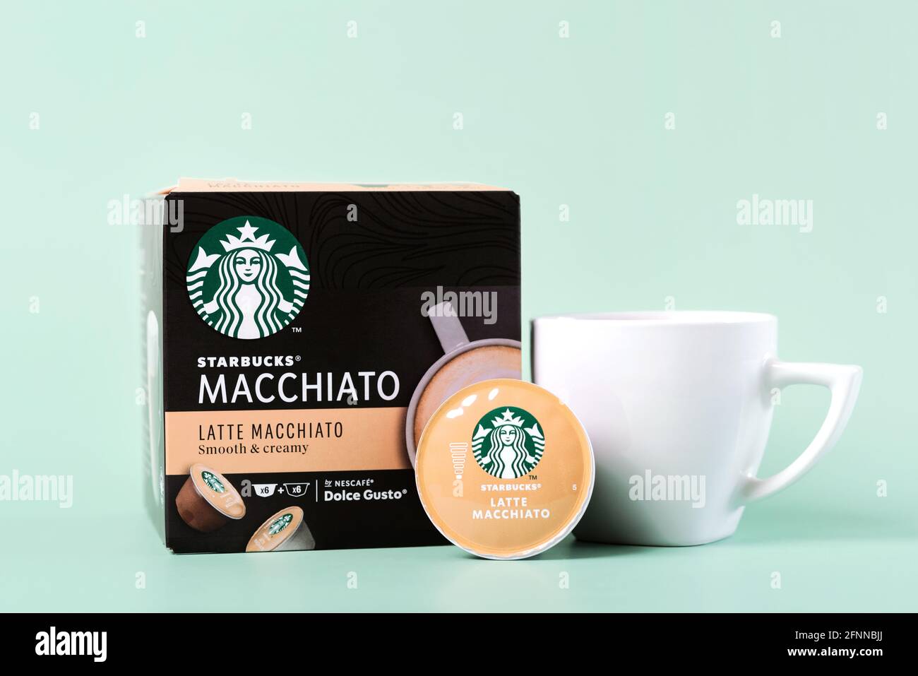 Boîte de capsules de café Starbucks Latte Macchiato à côté d'une tasse  blanche de café et de capsule latte macchiato sur fond vert Photo Stock -  Alamy