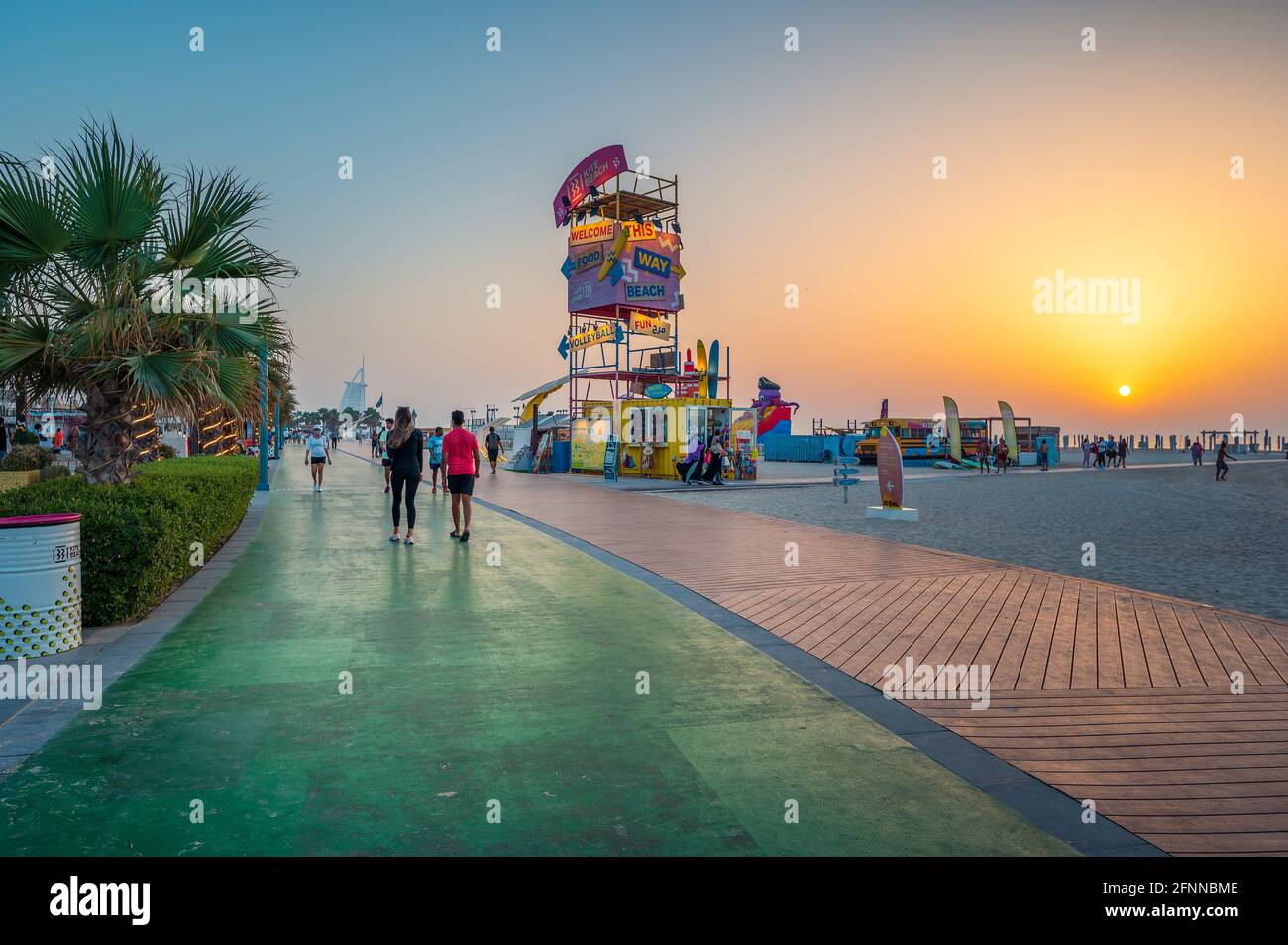 Dubaï, Émirats arabes Unis, 24 mars 2021 : plage de cerfs-volants à Dubaï avec grande piste de course, cafés-bars et restaurants en bord de mer au coucher du soleil Banque D'Images