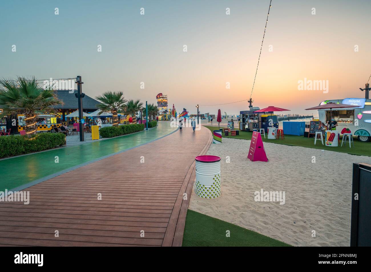 Dubaï, Émirats arabes Unis, 24 mars 2021 : plage de cerfs-volants à Dubaï avec grande piste de course, cafés-bars et restaurants en bord de mer au coucher du soleil Banque D'Images