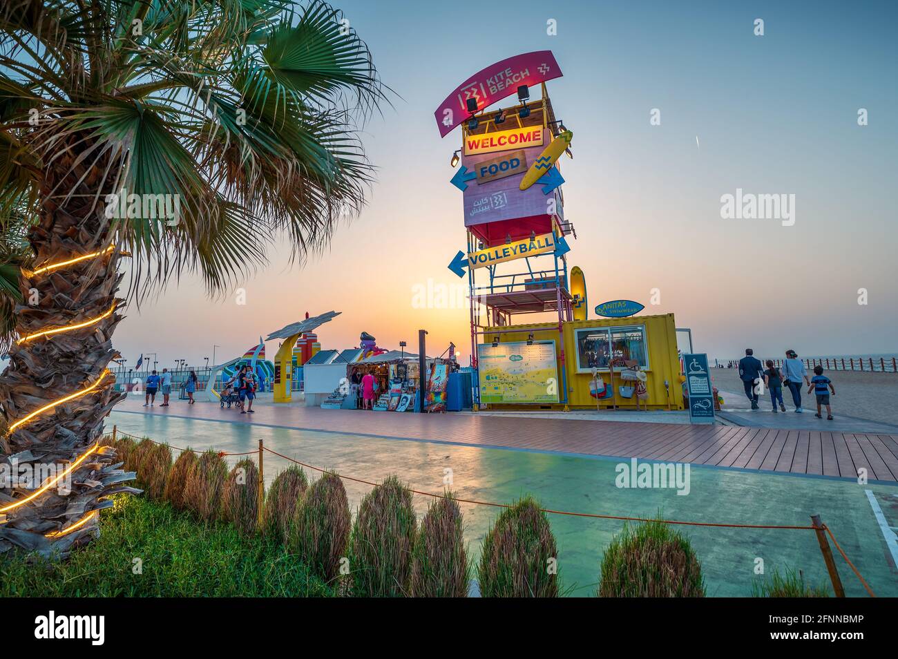Dubaï, Émirats arabes Unis, 24 mars 2021 : plage de cerfs-volants à Dubaï avec grande piste de course, cafés-bars et restaurants en bord de mer au coucher du soleil Banque D'Images