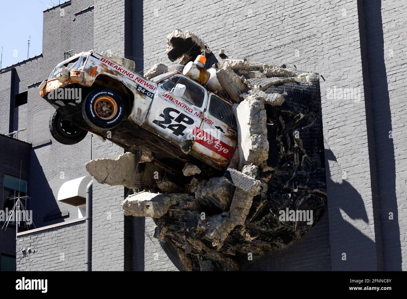 CP24 « Breaking News » télévision Station van avec des roues qui tournent en train de s'écraser à travers le mur. Toronto Ontario Canada Banque D'Images