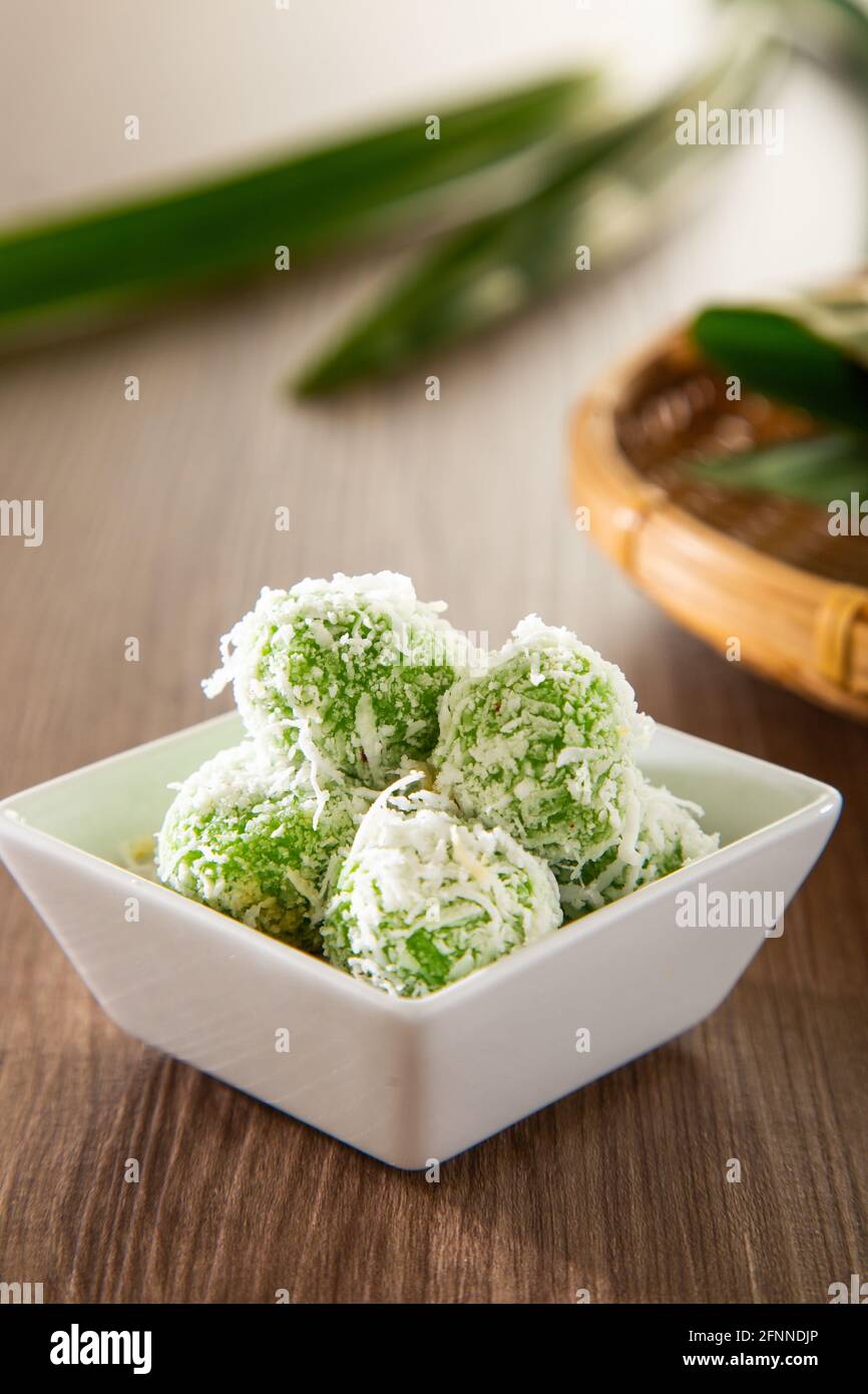 Ondeh ondeh est un en-cas malais traditionnel fait de boule de riz remplie de sucre brun, enrobé de noix de coco râpée. Banque D'Images