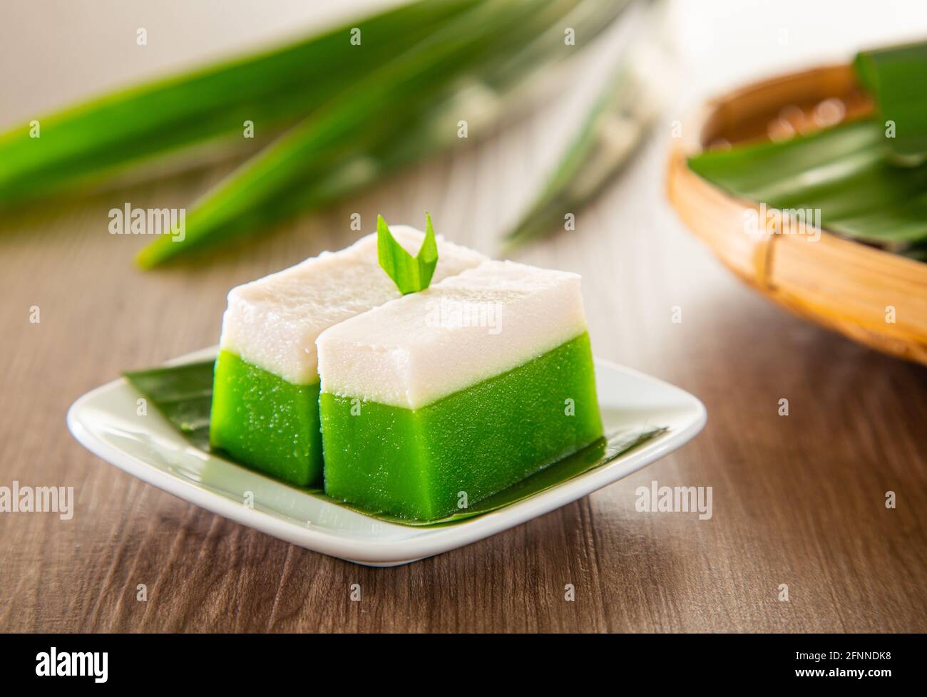 Kuih Talam fait de feuilles de pandan et de noix de coco - Malaisie En-cas traditionnels de la culture Peranakan Banque D'Images