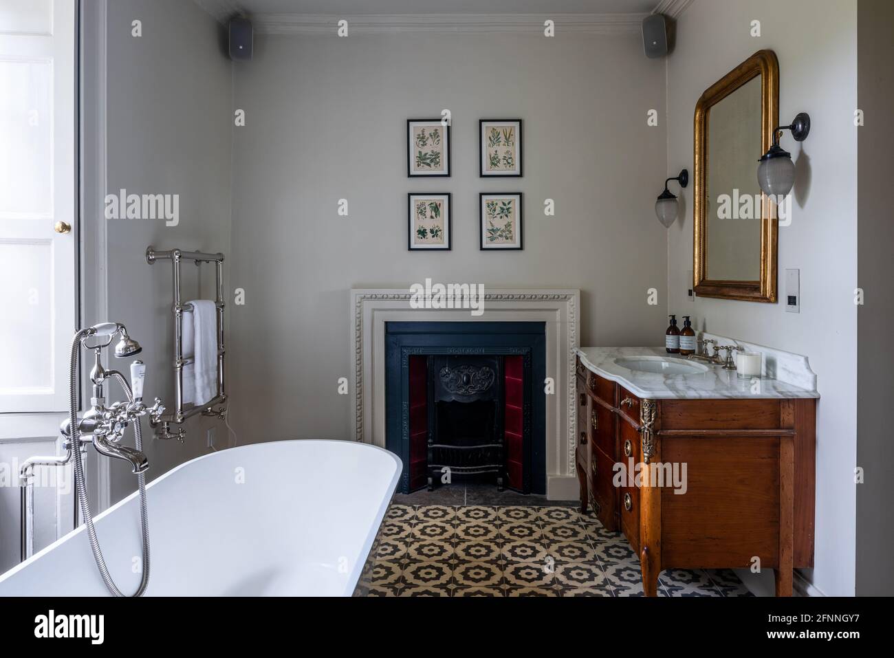 Lavabo ancien et foyer avec bain dans la maison du marchand de laine de Jacobean restaurée, Somerset. Banque D'Images