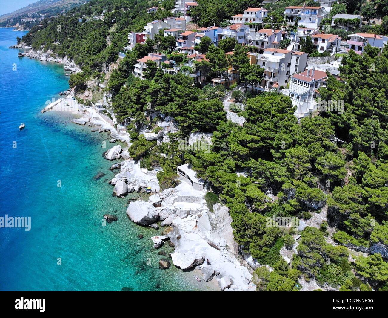 Dalmatie - Croatie drone photo paysage aérien. Mimice Marusici et la ville avec les montagnes de Biokovo. Banque D'Images