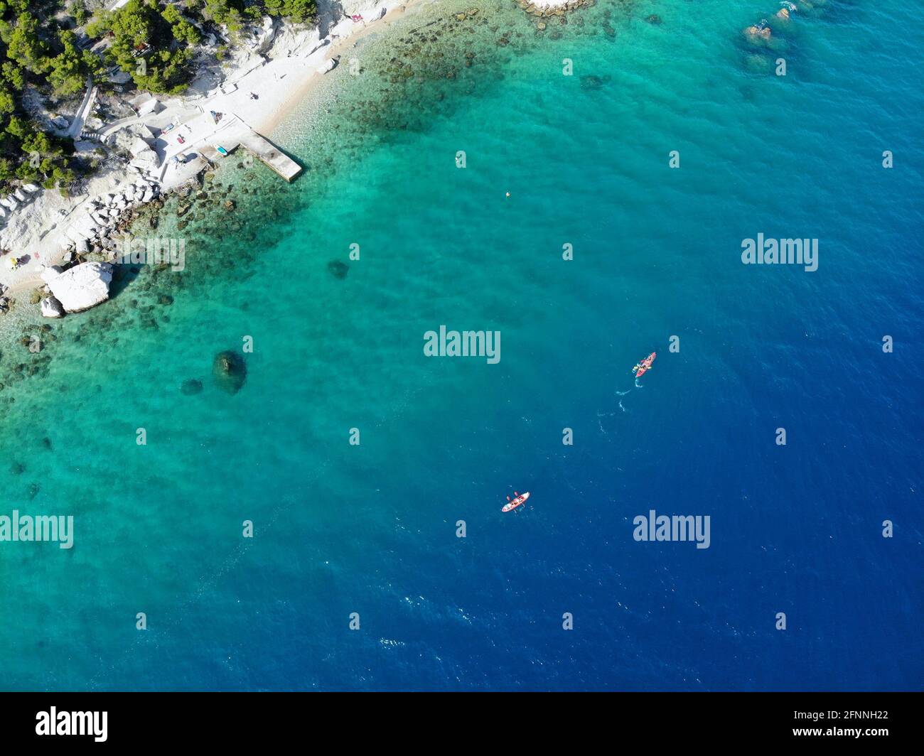 Kayak de mer. Vacances actives en Croatie. Vue sur le drone de Dalmatie - Croatie photo aérienne de paysage de côte. Plages et côte de Mimice. Banque D'Images