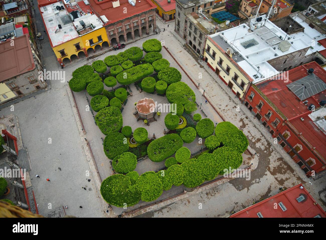 Paysage pittoresque avec vue aérienne sur le jardin principal et les bâtiments coloniaux dans le centre historique de San Miguel de Allende, Guanajuato Mexique. Banque D'Images