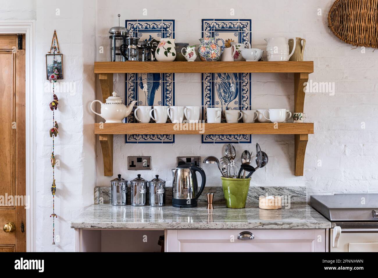 Collection de chinaware sur des étagères en bois dans le cottage victorien du XIXe siècle. Banque D'Images